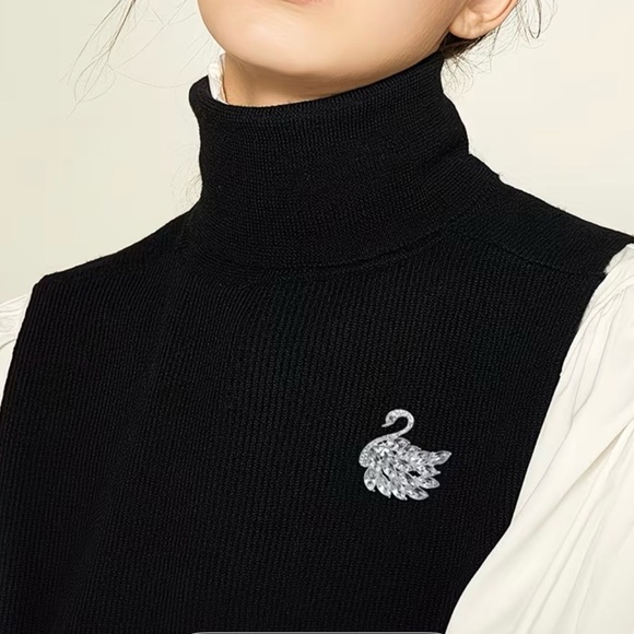 Noble Swan Statement Brooch - Picture 3 of 9